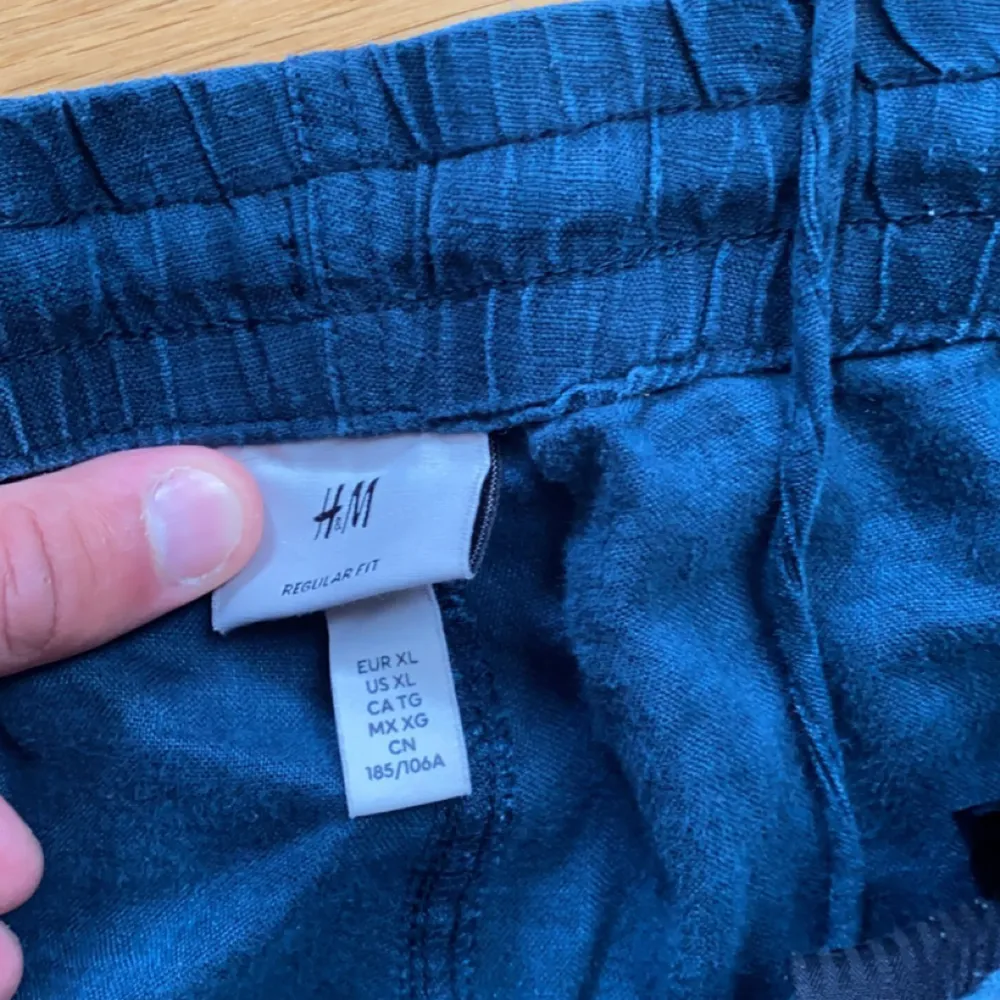 Fina linnebyxor i bra skick, inga defekter bara använda. Storlek XL . Jeans & Byxor.