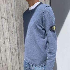 Stone island crewneck/tröja - Säljer min klassiska och snygga stone island crewneck i storlek S som är i mycket bra skick! Skriv gärna om fler funderingar! 