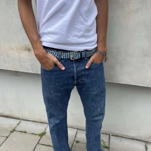 Snygg och trendig skärp med cool mönster - Säljer denna feta skärp med snygg mönster; den är justerbar så passar till alla storlekar/kroppsformer! 