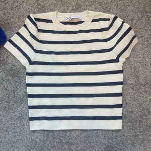Randig T-shirt  - Randig croppad T-shirt från zara. Jätte fin och skön! Storlek M men skulle säga att den är som en S. ❤️‍🔥