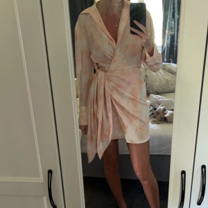 Klänning - Säljer denna somriga klänning då den ej kommer till användning🤍