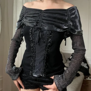 Off-shoulder tröja - storlek: passar S och M. möts i stockholm eller fraktar. meddela mig först om du vill köpa.