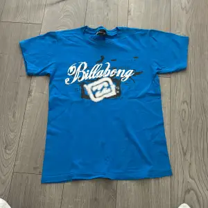 Säljer denna Billabong T-shirten för den kommer inte till användning skriv om ni har några frågor 