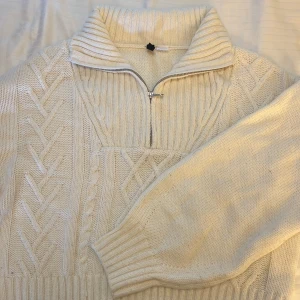 Stickad dragkedja tröja - Använd några gånger men i bra skick, vit stickad med mönster och silvrig dragkedja. Köparen betalar frakten💗