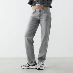 🧚‍♀️ Lågmidjade jeans  Märke: Ginatricot  Storlek: 34 Modell: Low Straight Jeans Färg: Grå (it grey)  Nypris: 500kr  Kontakta mig om du är intresserad, har frågor eller vill ha fler bilder. 💖