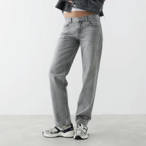 Lågmidjade jeans  - 🧚‍♀️ Lågmidjade jeans  Märke: Ginatricot  Storlek: 34 Modell: Low Straight Jeans Färg: Grå (it grey)  Nypris: 500kr  Kontakta mig om du är intresserad, har frågor eller vill ha fler bilder. 💖