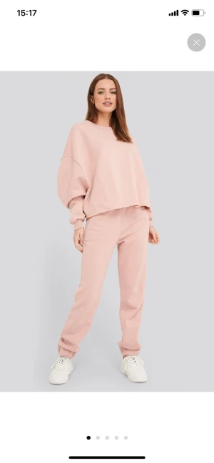 Mjukisset - Mjukisset från NA-KD i ett skönt material. Över- och underdel ingår i priset. Överdelen är i xxs men är stor i storleken och underdelen i 32💕