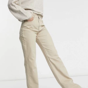 Beiga jeans - Beiga jeans i tall från strandivarius i storlek 32💕bra i längd för mig som är 171cm