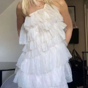 KLÄNNING💗🤍💖 - Säljer nu denna helt oanvända klänning då den tyvärr var för stor för mig och jag hann inte skicka tillbaka den. Köptes för 280kr säljer den direkt för 160kr 💕💞💓💗 Den är ljus rosa/ beige o glittrig i detaljerna superfin t fest. Pris kan ev diskuteras!