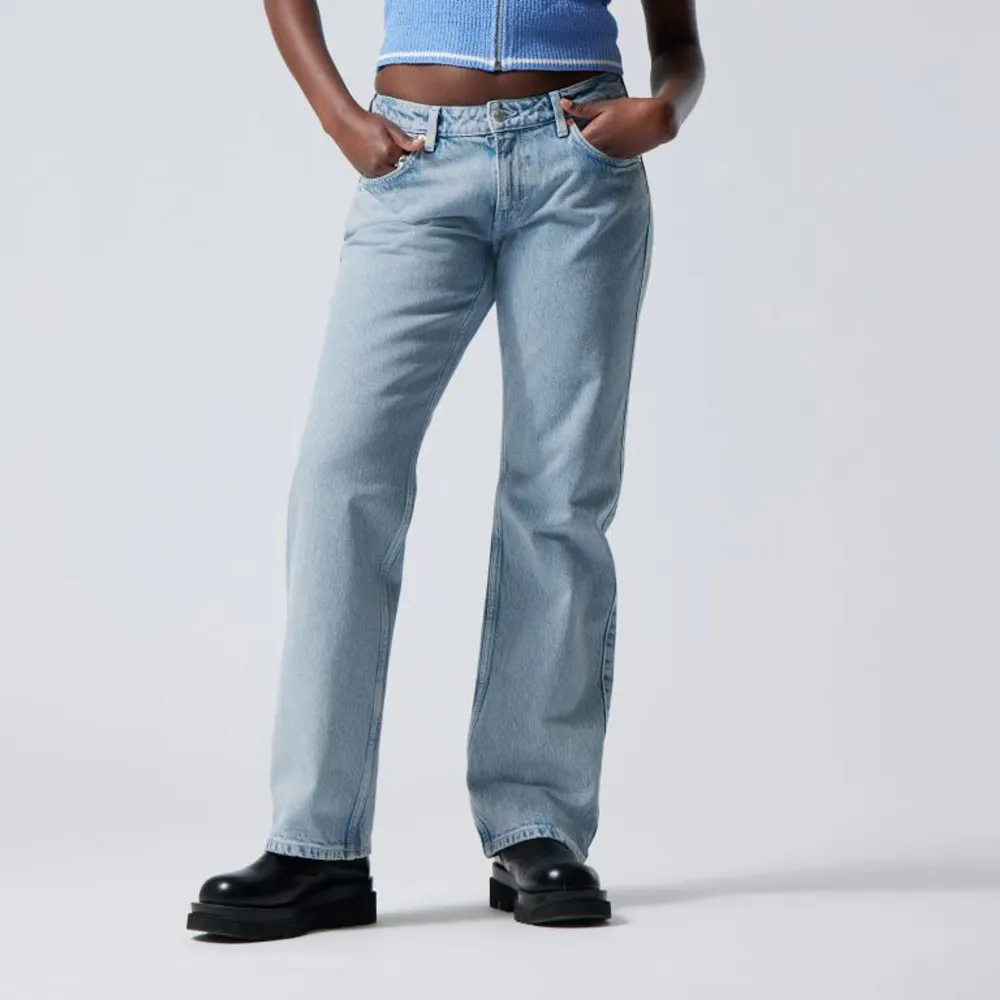 Arrow low straight jeans, ifrån Weekday.  Nypris: 590kr Storlek: w-26 l-32 Färg: summer blue  Kontakta mig om du är intresserad eller vill ha fler bilder 💖. Jeans & Byxor.