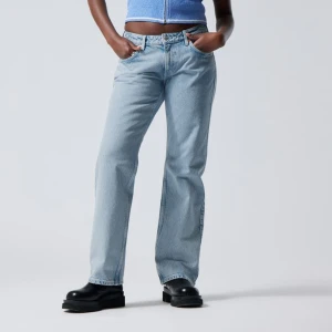 Lågmidjade jeans - Arrow low straight jeans, ifrån Weekday.  Nypris: 590kr Storlek: w-26 l-32 Färg: summer blue  Kontakta mig om du är intresserad eller vill ha fler bilder 💖
