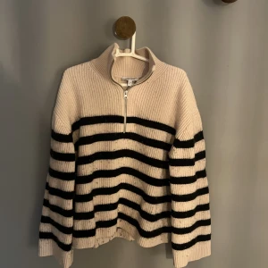 Randig stickad tröja  - Randig tröja från & other stories, svart och lite vit beige.