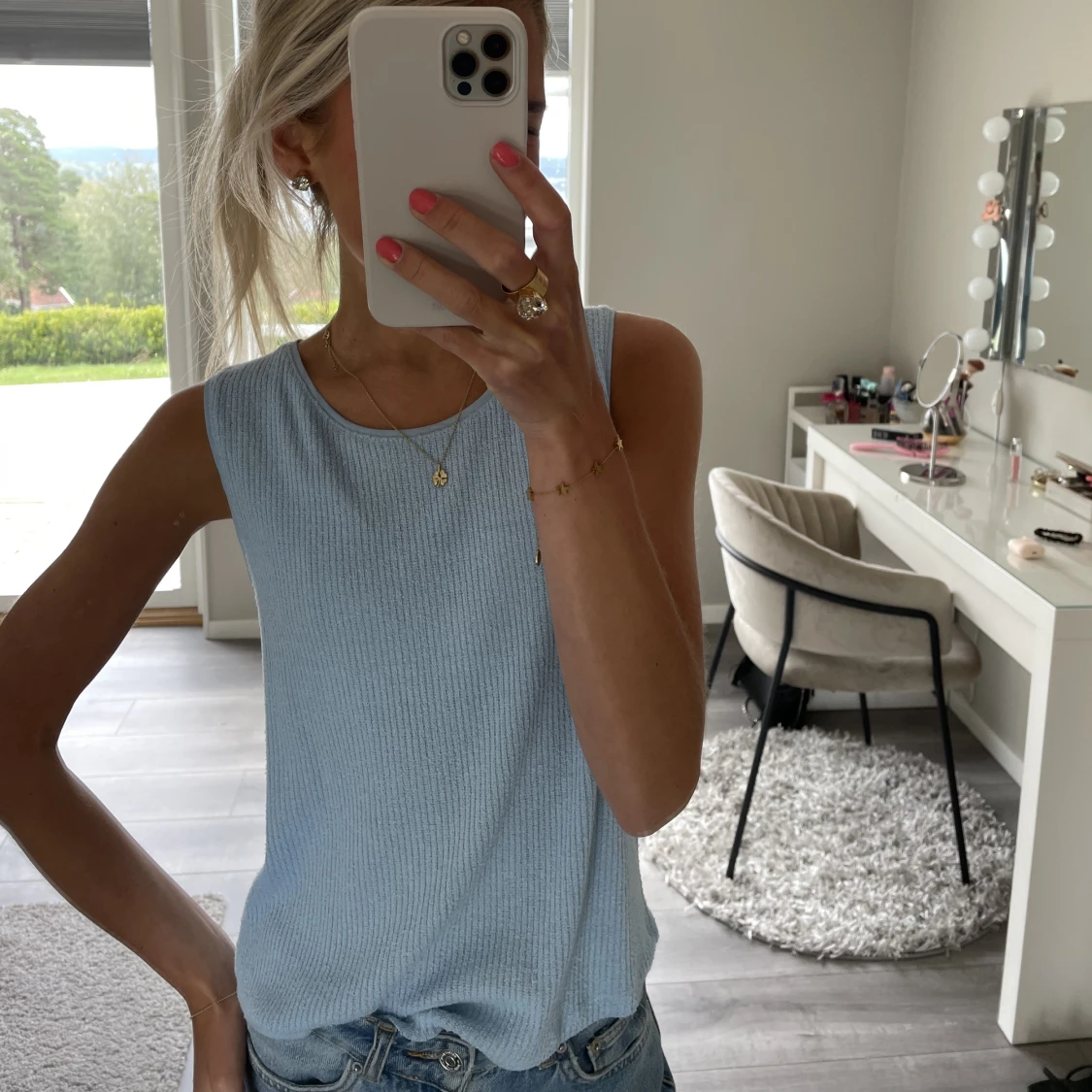 BlĂ„tt stickat linne đ