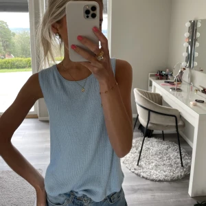 Blått stickat linne 💙 - Fint blått tunt stickat linne från mango 💙