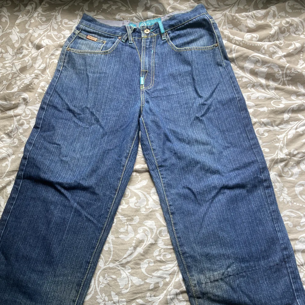 Skit snygga och baggy jeans från märket LNG. Coolt och unikt tryck på baksidan! . Jeans & Byxor.