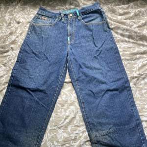 Skit snygga och baggy jeans från märket LNG. Coolt och unikt tryck på baksidan! 