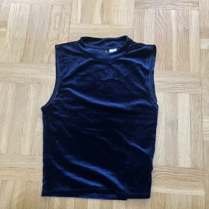 Crop top - Blå crop top i sammetstyg, storlek S. 