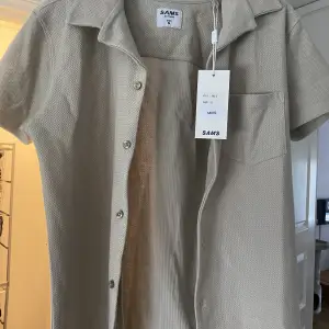Hej vill sälja denna fina sommarskjortan/tröjan då den inte passade mig, har endast testat den. Prislapp finns kvar på tröjan men inte kvittot. Den är som helt ny köpt för 550kr.