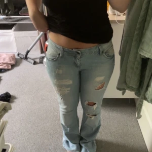 Fishbone jeans - Säljer dessa as snygga låg midjade jeans från Fishbone😍😍 Köpt second hand men har aldrig kommit till användning Nypris 500kr Säljer för 250kr + frakt💕💕
