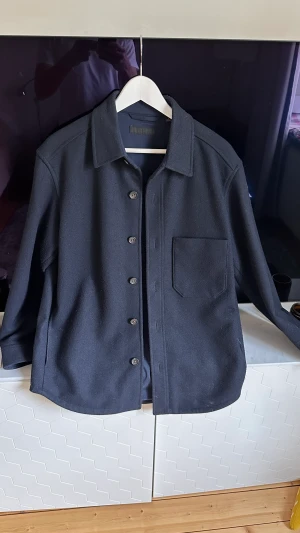 Overshirt uniqlo S like new - Worn just once Too small for me  Thick warm material