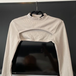Oanvänd topp från Nelly - Beige topp från NLY trend (nelly), oanvänd, storlek s, Frakt tillkommer 🙌 Paketpris är möjligt. Kolla in andra kläder i profilen så fixar vi en super deal 🥰