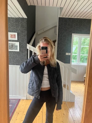 mörkgrön bomberjacka från replay  - mörkgrön bomberjacka från replay🤩💕