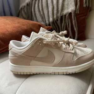 Nike low dunk sanddrift - Aldrig använda, köpta i år. Har original förpackning kvar samt digitalt kvitto.