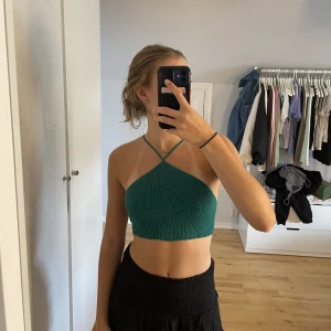 Grön topp med knytning i ryggen  - Grön stickad topp med knytning i ryggen, storlek S men går att justera. 50kr+frakt💕 kolla gärna in det andra jag säljer 