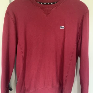 Lee Tröja - En röd Lee tröja i storlek S och i en normal passform