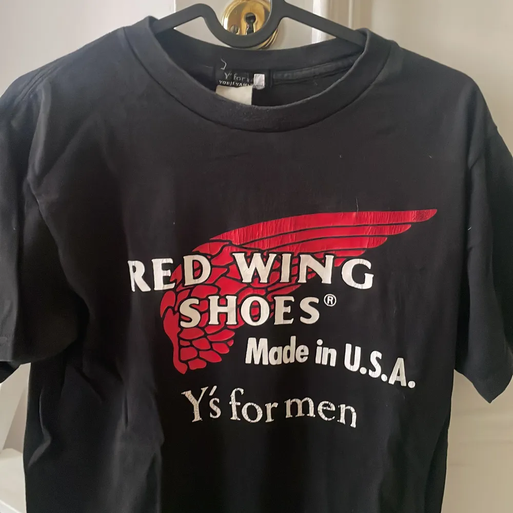 Vintage Yohji tshirt med collabet red wing shoes. . T-shirts.