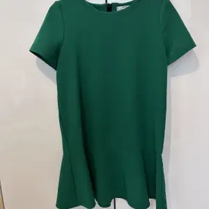 Sommarklänning / festklänning från mango! Oanvänd storlek 34. Jättefin grön färg! 