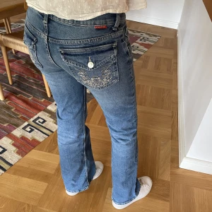 Jeans med coola fickor  - Fina jeans i bra skick. Hon på bilden är 170 cm och brukar ha xs