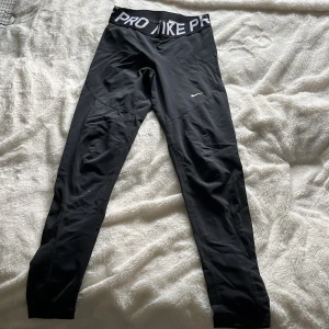 Nike träningsbyxor - Nike tränings thigts aldrig använda  Nypris 400kr