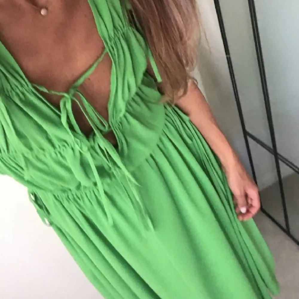 Säljer den här otroliga gröna långklänningen från H&M eftersom den inte kommer till användning. . Klänningar.