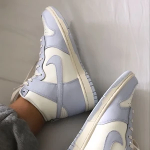 Nike Dunk - Säljer mina fina Nike Dunk sail fotboll grey (blå-lila), då de tyvärr inte kommer till användning. Använd ett fåtal gånger och är i mycket bra skick. Storlek 38,5 men passar mig som har 38 bra. Köpta för 2000 kr.