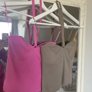 Två toppar från Gina Nya - Två helt nya ribbade bandeau toppar från Gina Tricot, prislappen är kvar båda i storlek S 60kr för båda  🤍