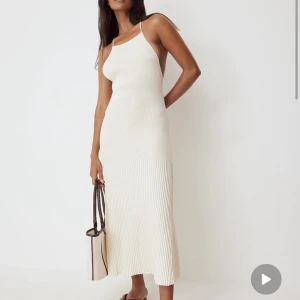 Vit sommarklänning  - En jättefin klänning som tyvärr inte kommit till användning. Prislappen är kvar & nypris är 699