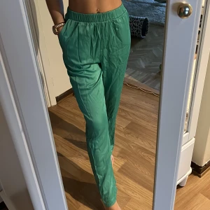 Gröna satinbyxor - Gröna satinbyxor, stretchiga med fickor. Använda en gång