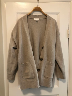 Cardigan - Beige, a bit oversized, one extra button