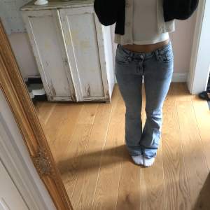 Säljer dessa super fina Weekday jeans! Knappt använda💗 low waist och bootcut! Dom är storlek w26,står inte längd men är långa på mig och jag är 166💗