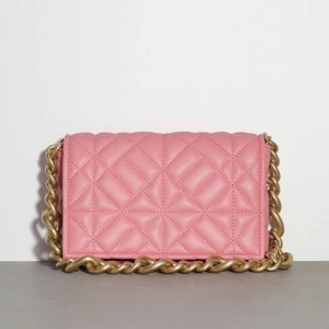 Rosa väska  - Rosa väska från Zara som är i mycket bra skick då jag enbart har använt den två gånger. Får plats med korthållare, mobilen och andra nödvändigheter.