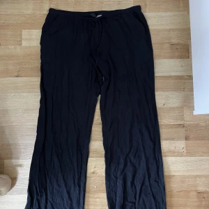 Linnebyxor från H&M - Fina linnebyxor från H&M som behöver strykas :), kommer tyvärr inte till användning längre då jag har flera par 
