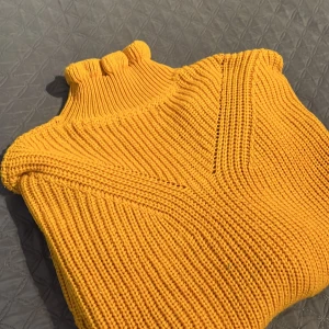 Stickad tröja  - Lång fin stickad tröja som passar perfekt till hösten med ett par svarta tights. Använta några få gånger.