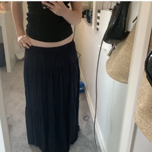 Långkjol - (Lånad bild)  Superfin mörkblå mönstrad långkjol som är köpt här på Plick men säljer den pågrund av att den är lite kort på mig som är 168cm. Skriv om det är något ni undrar eller vill ha fler bilder! 