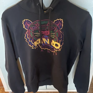 Kenzo Hoodie - Tröjan är äkta men har tyvärr inte kvar kvittot, därav säljs den för billigt pris. Skick 8/10 Pris kan diskuteras!