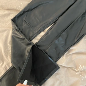 skinnbyxor - raka skinnbyxor med slits, du får både de bruna och de svarta för 100 kr❤️ från nelly storlek XS i båda