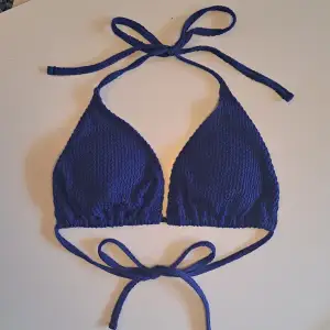 En jätte söt marinblå bikinitopp. Den är ribbad, se bild 3. Storlek M men passar även S i och med att den är justerbar!💕