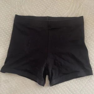 Cykelbyxor/ underbyxor - Cykelbyxor/ underbyxor från H&M, storlek xs, Frakt tillkommer 🙌 Paketpris är möjligt. Kolla in andra kläder i profilen så fixar vi en super deal 🥰