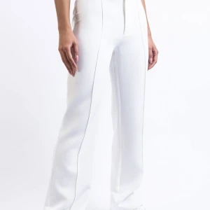 Kostymbyxor Madlady - Model Hazel white utan fickor midweist. Helt oanvända. Längd regular