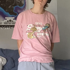 Boxy t-shirt - cool t-shirt med oversized boxy fit, dvs bredare och lite kortare än regular. jättefin somrig färg och coolt tryck. köpt förra sommaren och knappt använd, därför är den i nyskick. kontakta mig med frågor/intresse/för fler bilder!!